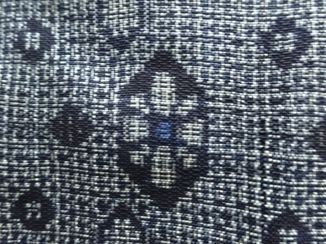 アンティーク　亀甲に花模様織出し本場正藍泥染大島紬着物（割り込み絣）