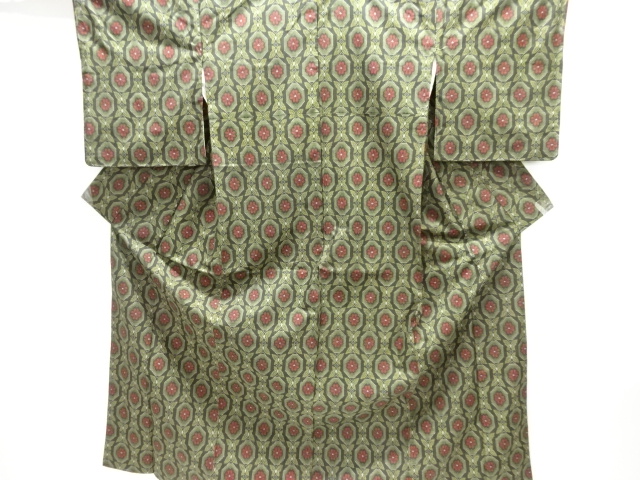 未使用品　花亀甲に蝶模様織出し本場村山大島紬着物