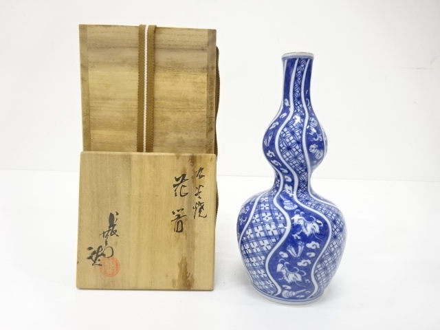 JAPANESE CERAMICS / KUTANI WARE FLOWER VASE / BLUE & WHITE (PORCELAIN)