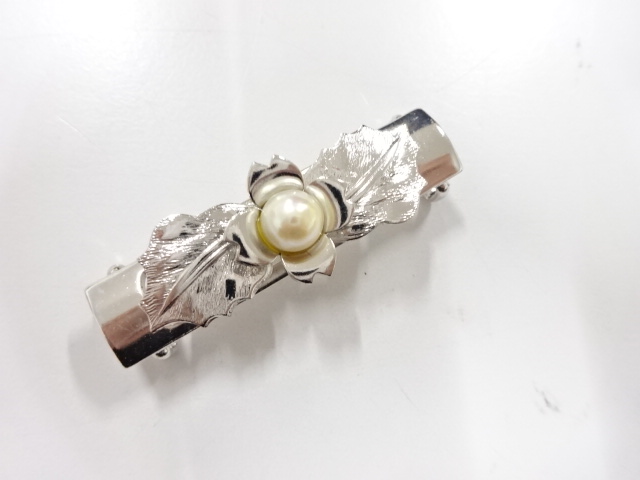 JAPANESE KIMONO / ANTIQUE PEARL OBIDOME (SASH CLIP)