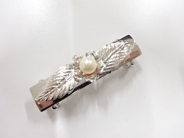 JAPANESE KIMONO / ANTIQUE PEARL OBIDOME (SASH CLIP)