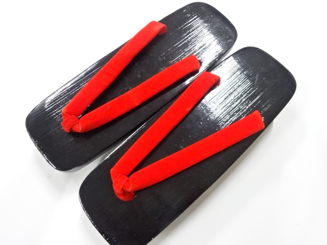JAPANESE KIMONO / LACQUERED PAULOWNIA GETA (23CM)
