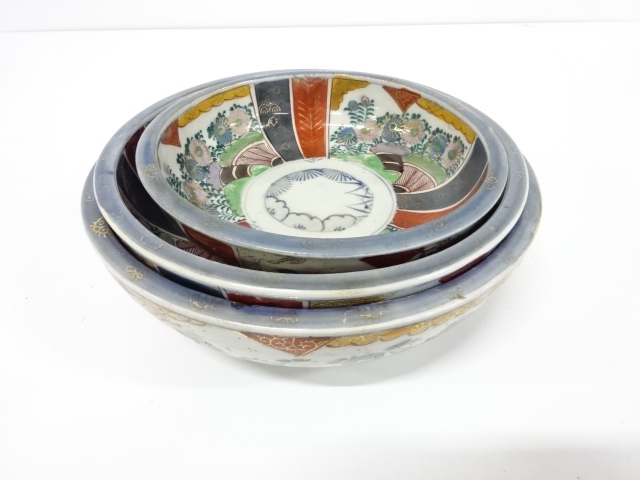 Ko-Imari, large bowl with three-layered overglaze enamels in overglaze enamels