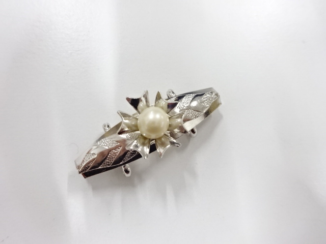 JAPANESE KIMONO / ANTIQUE PEARL OBIDOME (SASH CLIP)