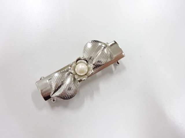 JAPANESE KIMONO / ANTIQUE PEARL OBIDOME (SASH CLIP)