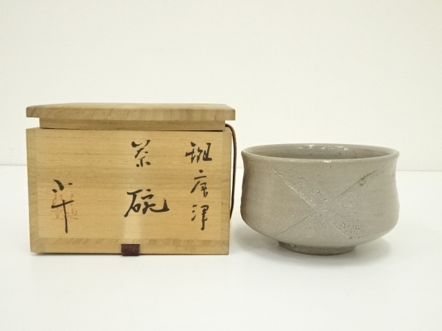 唐津焼　西岡小十　彫唐津茶碗（共箱）